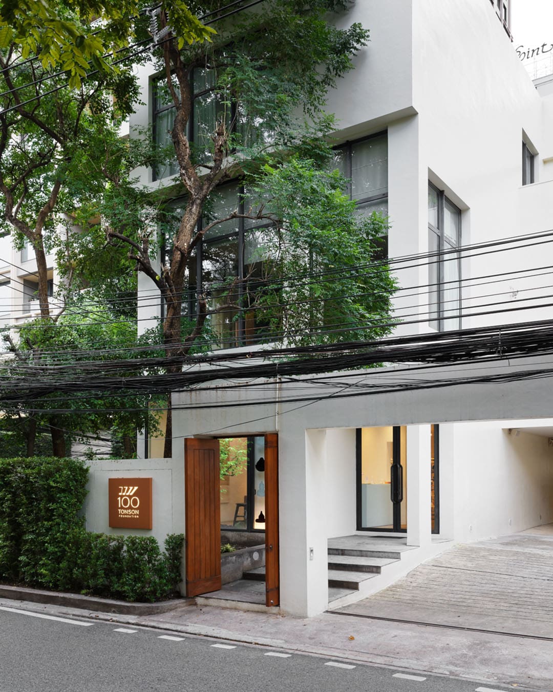 Exterior of the 100 Tonson Foundation