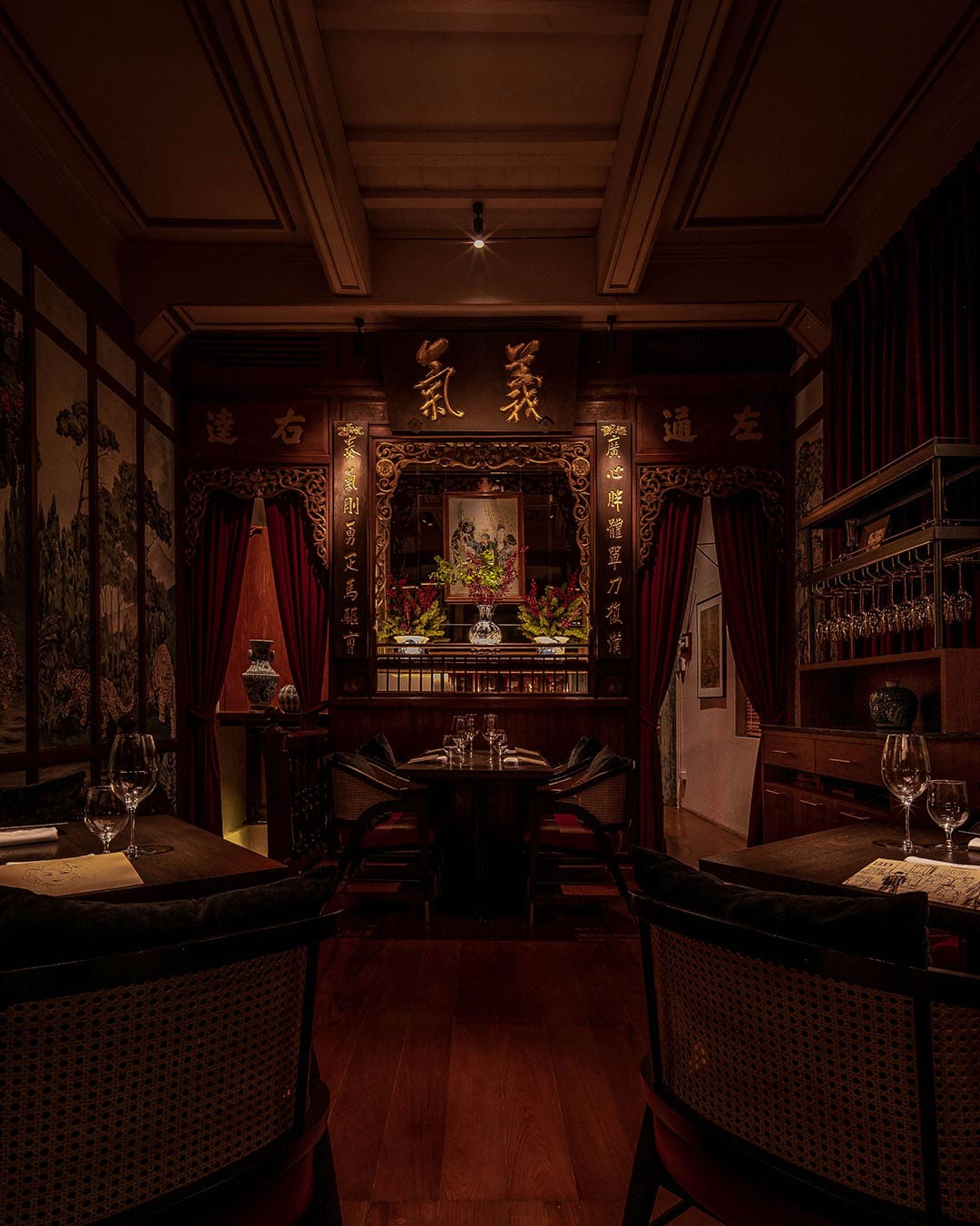 Dark walnut interior of Potong