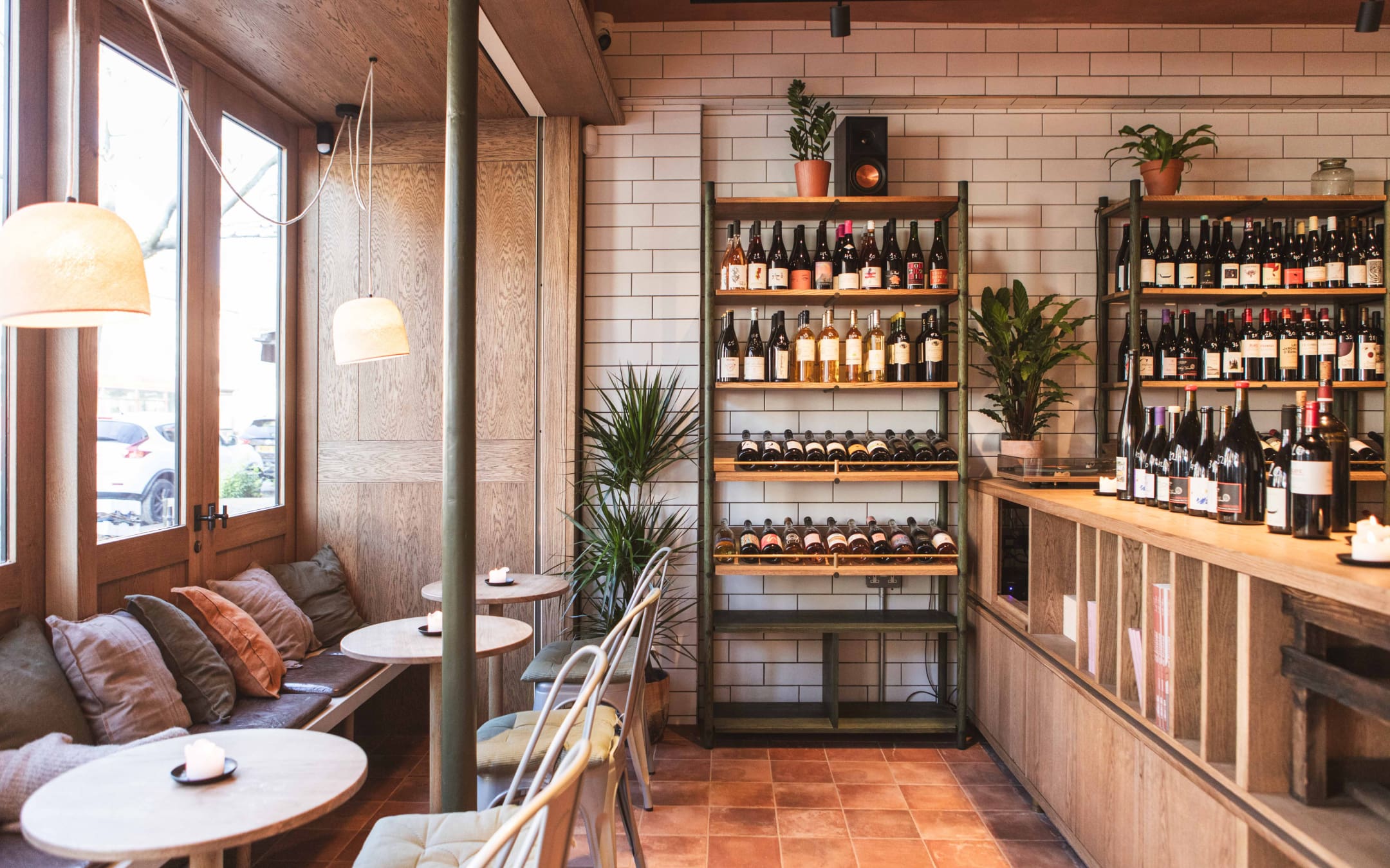 Boho-chic interiors at Dynamic Vines bottle shop in East Dulwich