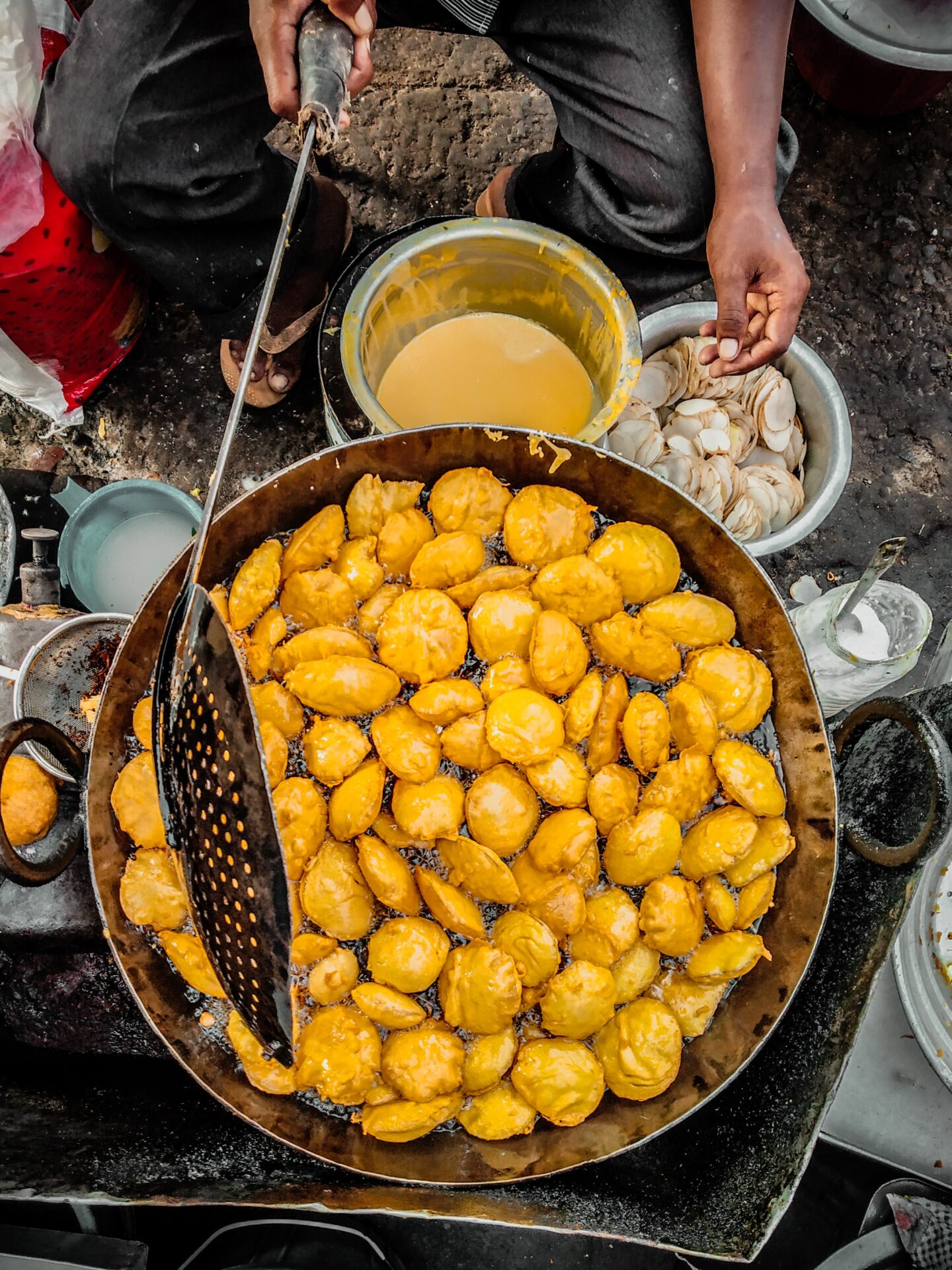 The best street food in Mumbai | A large frying pan filled with dozens of deep-fried puri