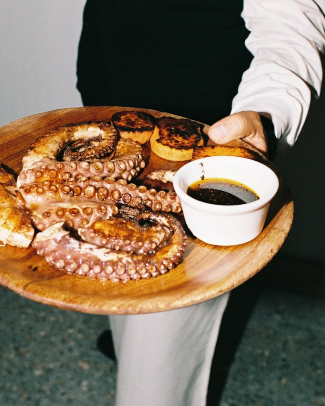 Squid on a wooden platter at Contramer in Mexico City