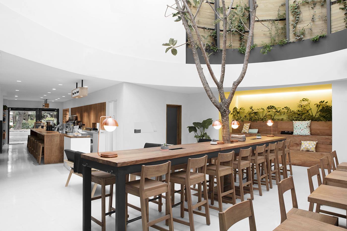 The best places to co-work in Mexico City | Blendstation in the Condesa neighbourhood, with high ceilings white walls and a long, dark-wood central table