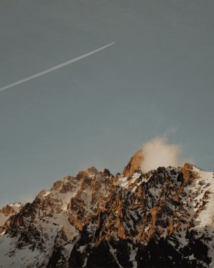 Airline news for winter 2022-2023 | a plane flies over a snow-covered mountain