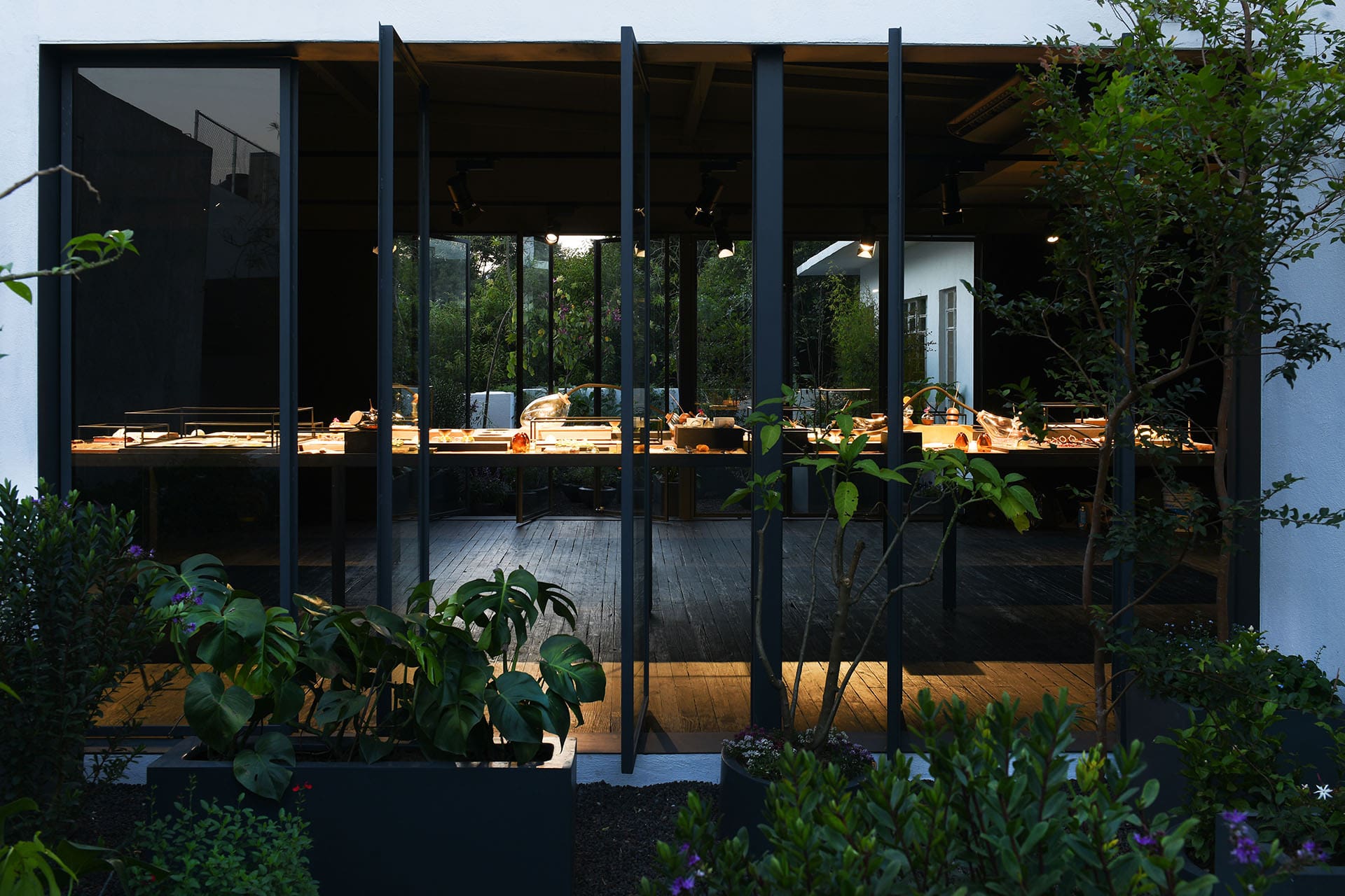 The impressive architectural setting of Xinú Perfumes, housed in a wooden pavilion