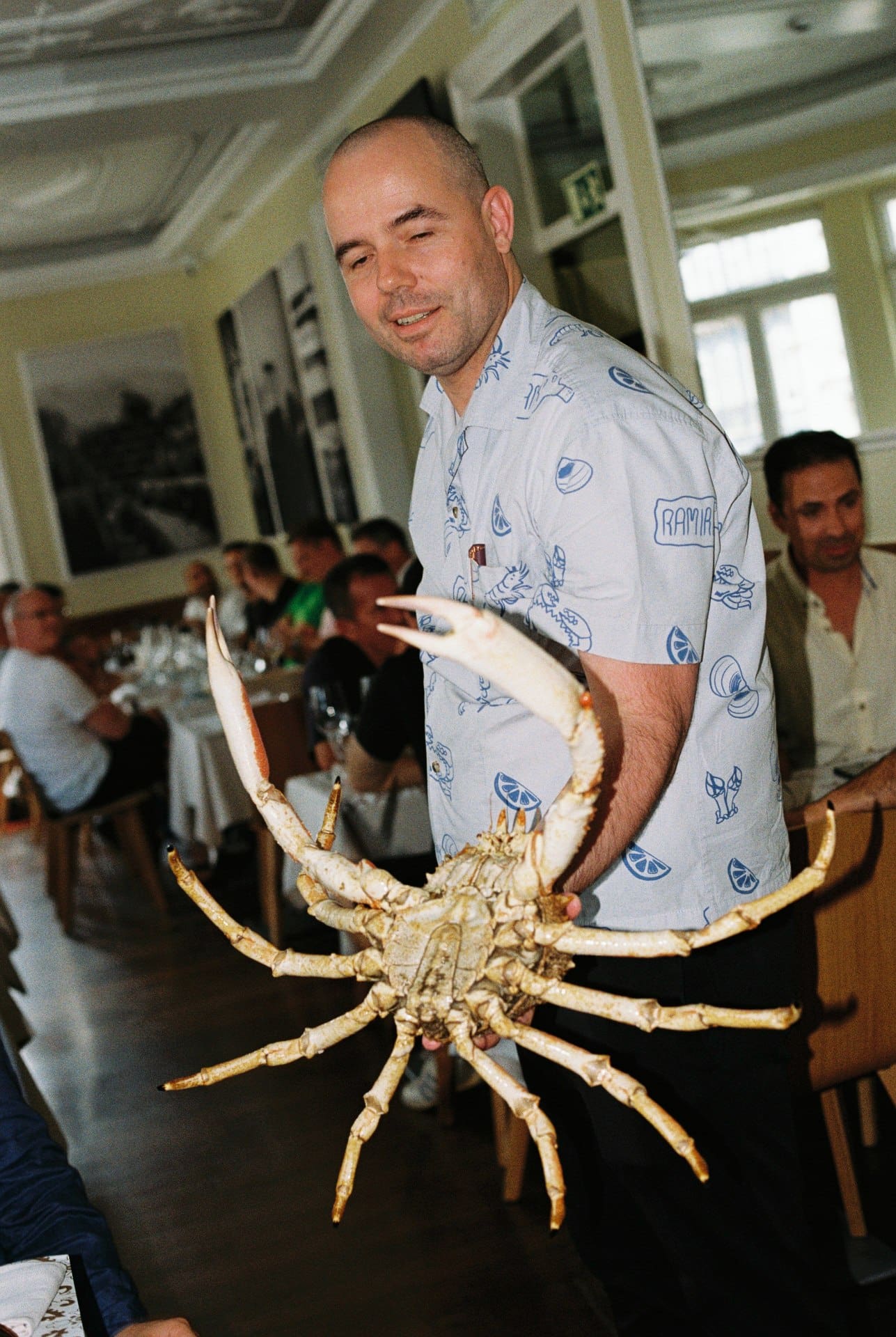 A waiter wearing Gandaia at Cervejaria Ramiro