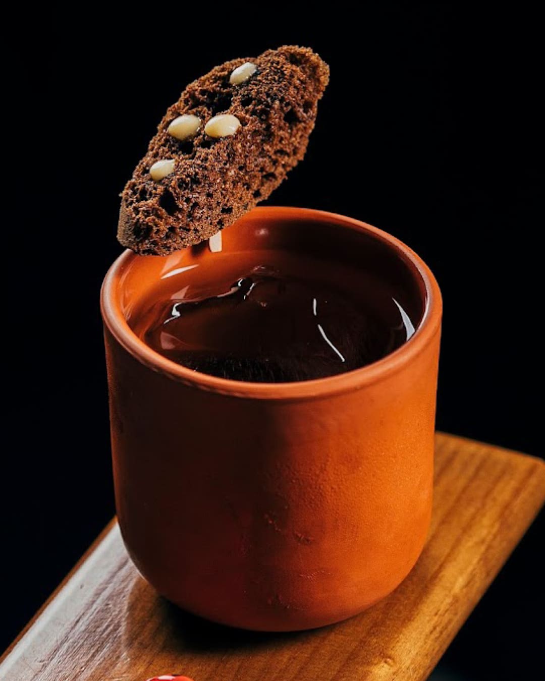 A cocktail in an orange mug at Red Frog in Príncipe Real