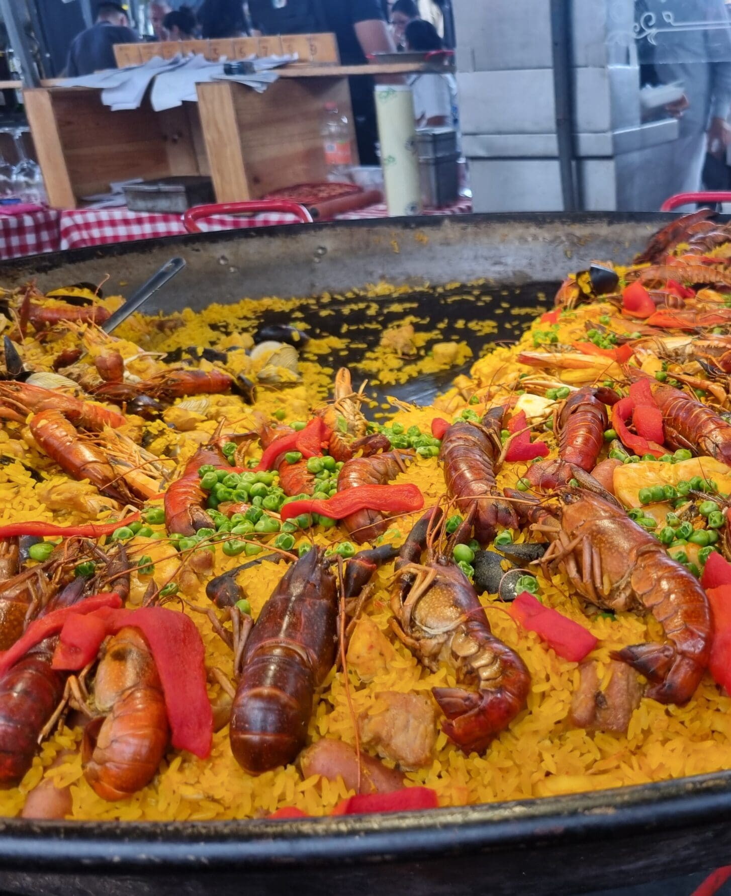 The best markets in Mexico City | a large pan of paella at Tianguis La Lagunilla