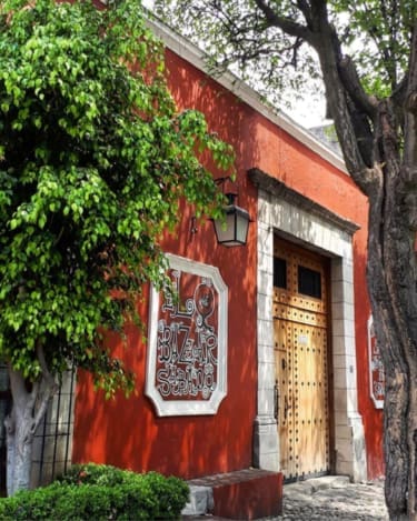 The best vintage shops and markets in Mexico City | El Bazaar Sábado housed in a traditional terracotta building