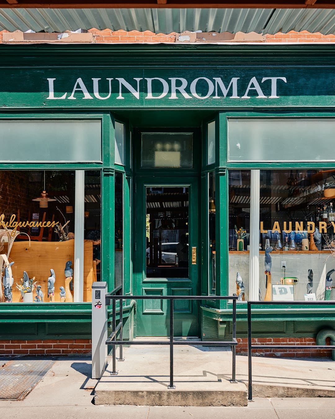The best restaurants in Greenpoint NYC | The green exterior of Fulgurances Laundromat