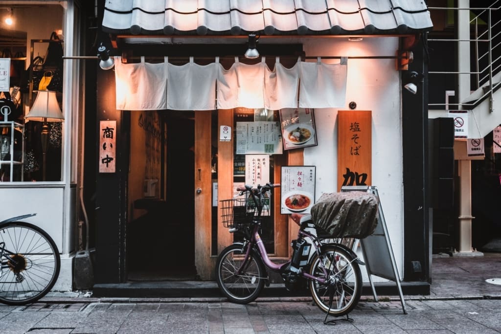 Navigating the Tokyo food scene | a bicycle outside a traditional Japanese restaurant