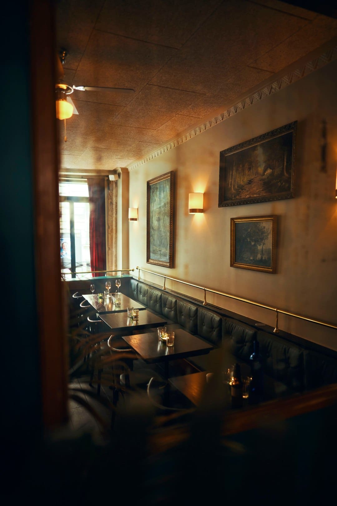 The interior of Cambridge Public House in Paris