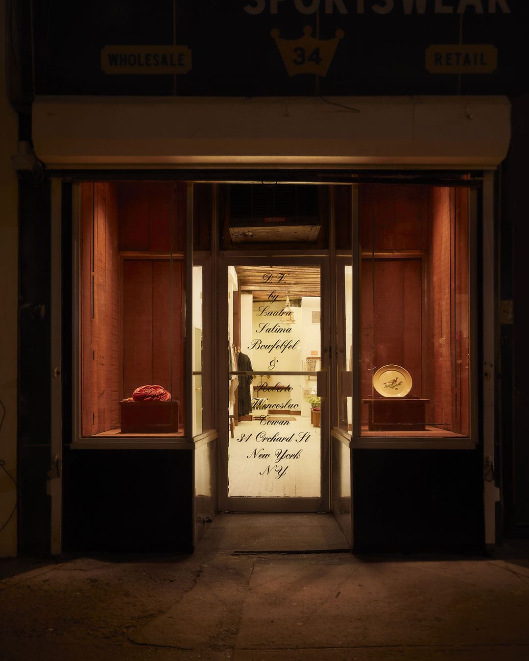 Vintage items in the windows of Desert Vintage