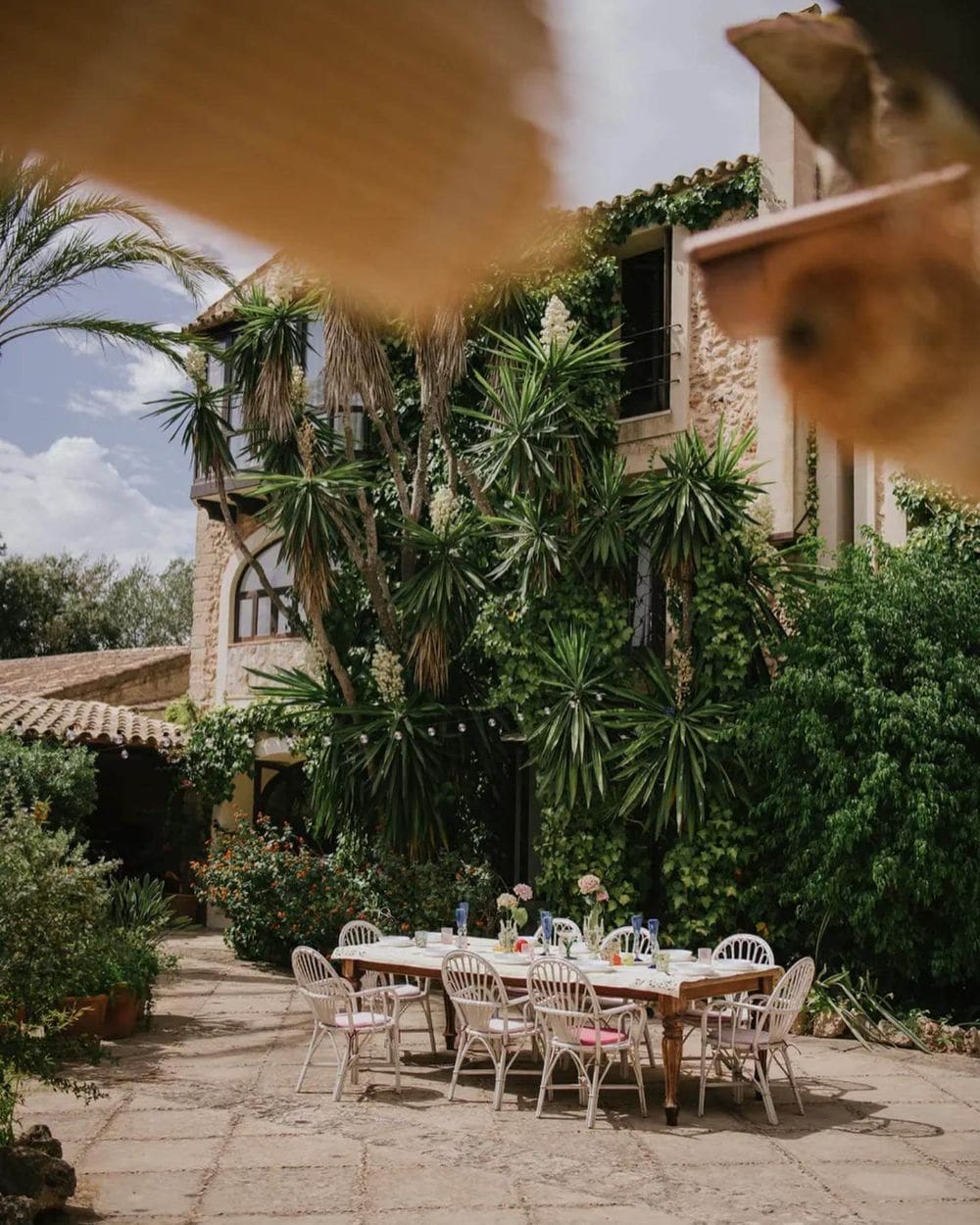 The palm-flanked dinner setting at Casa Balandra in Mallorca