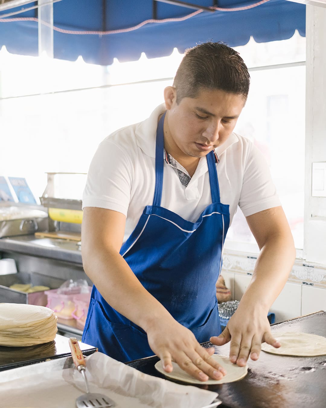 Chef prepares a taco at La Tonina in Mexico City