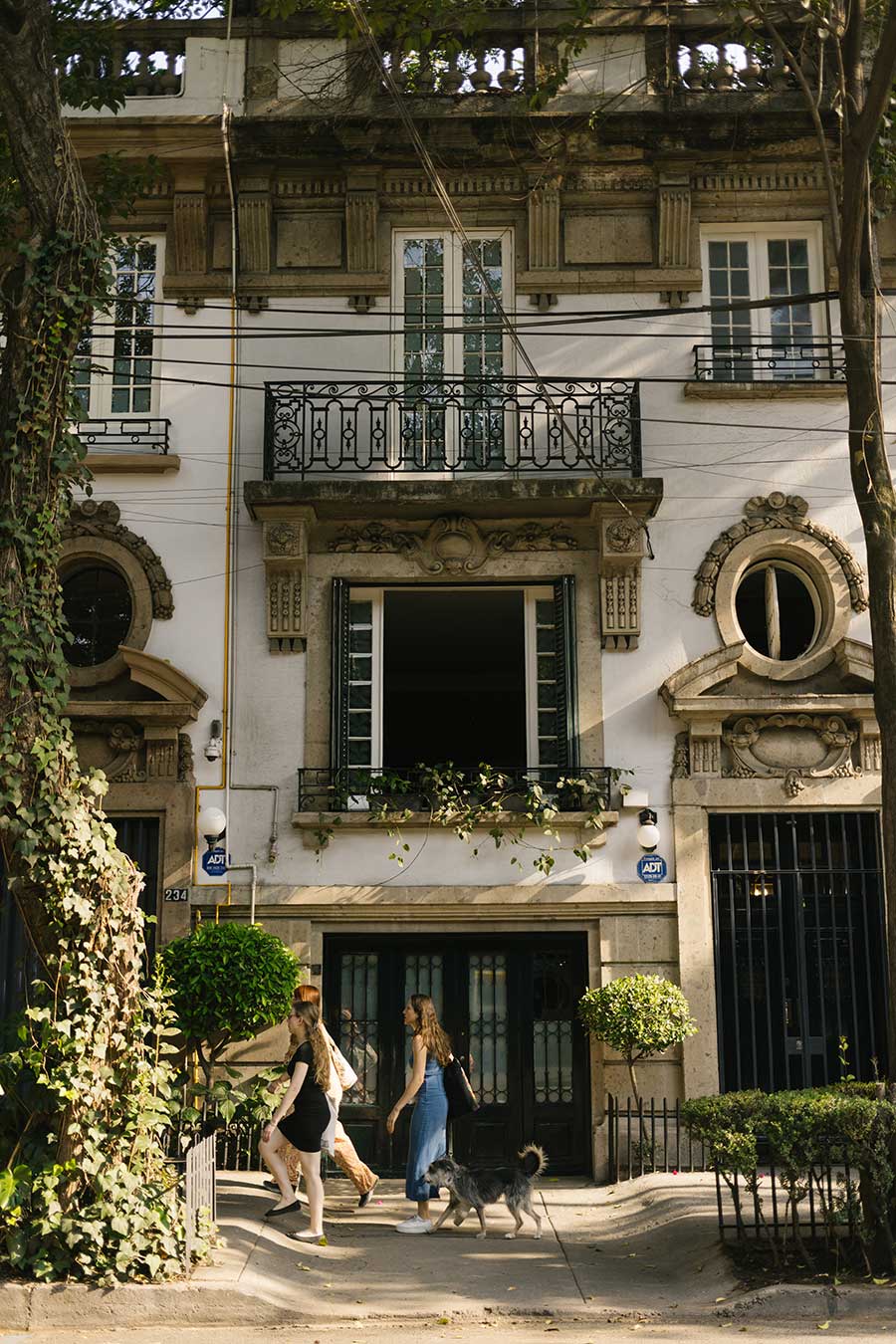 Building facade and people walking in Roma Norte