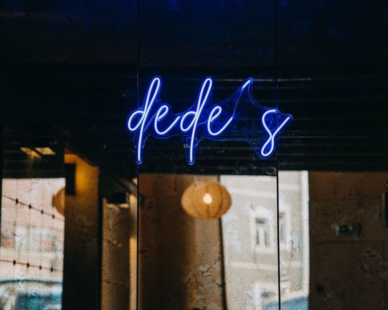 Neon signage at Dede's, Lisbon