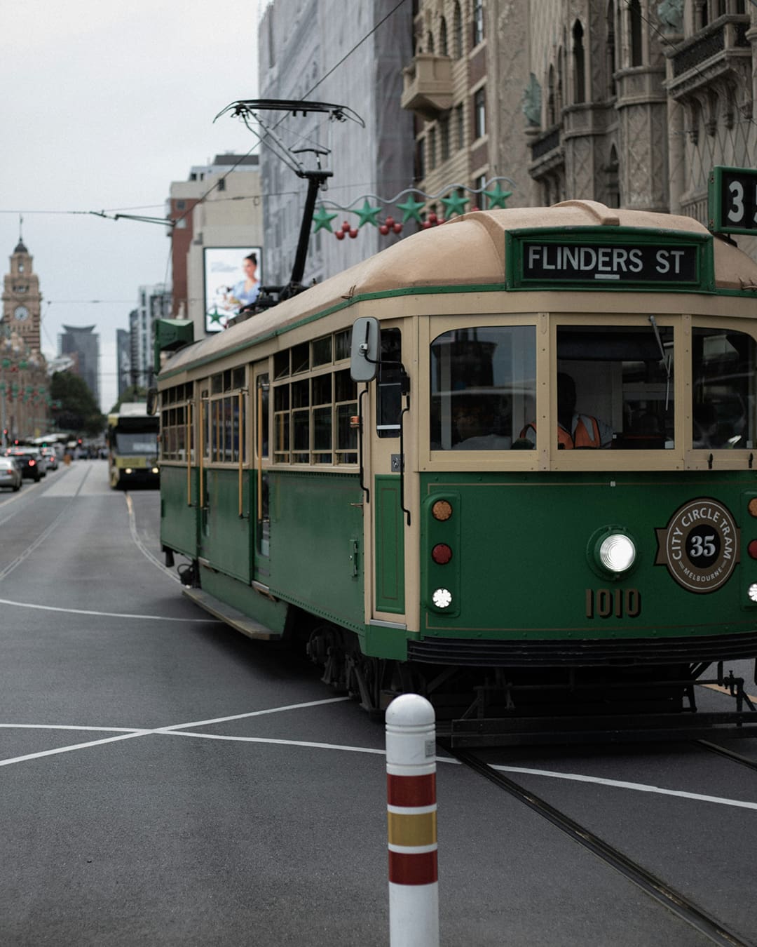 A traditional tram in Melbourne city. Photo by Mateusz Glogowsk.