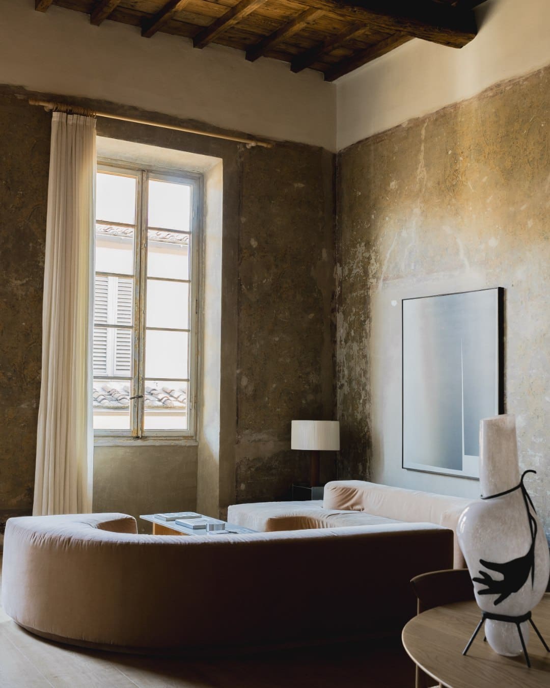 A curvaceous sofa at Numeroventi in Florence