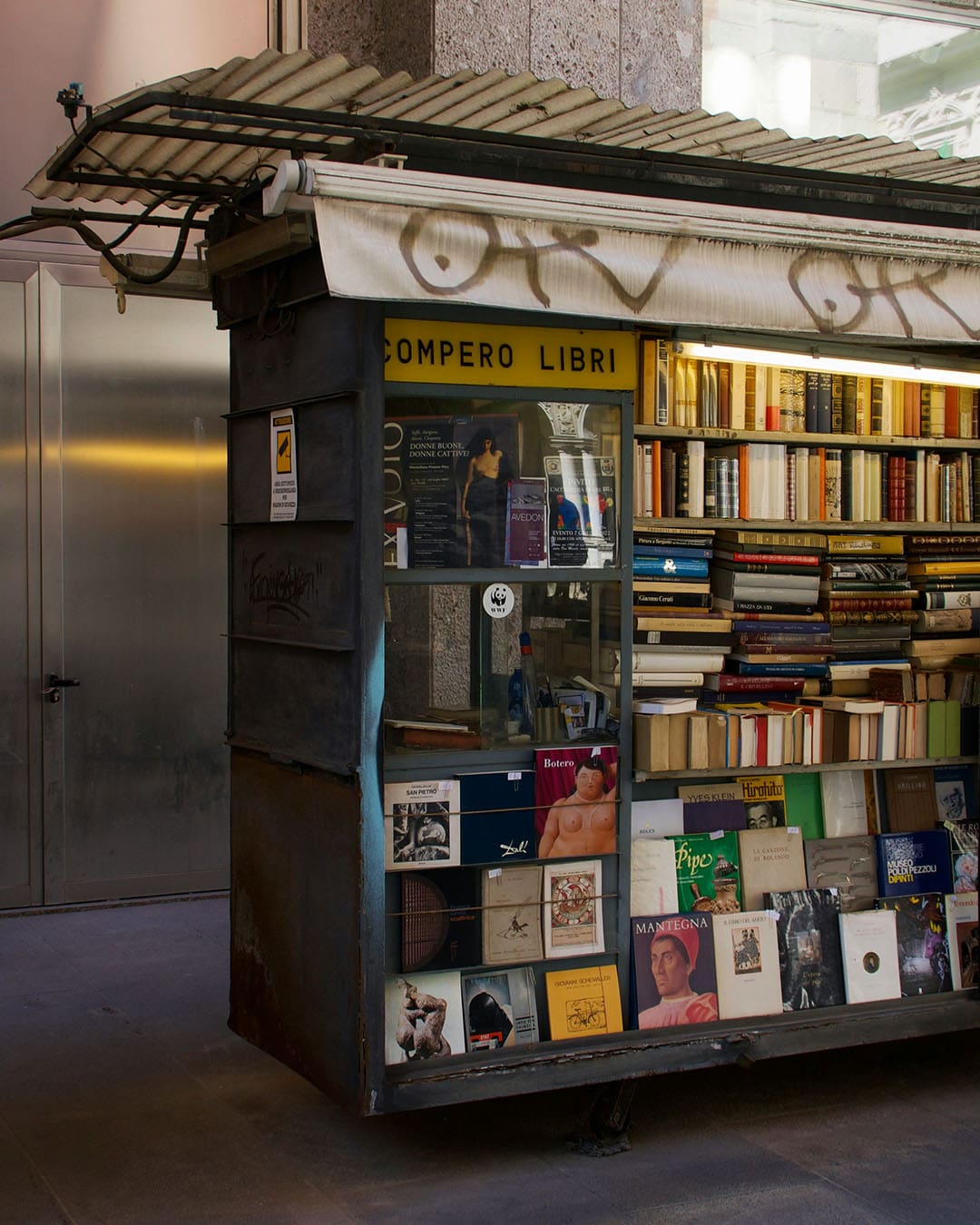 A kiosk in Milan. Photography by Seraina Larissa