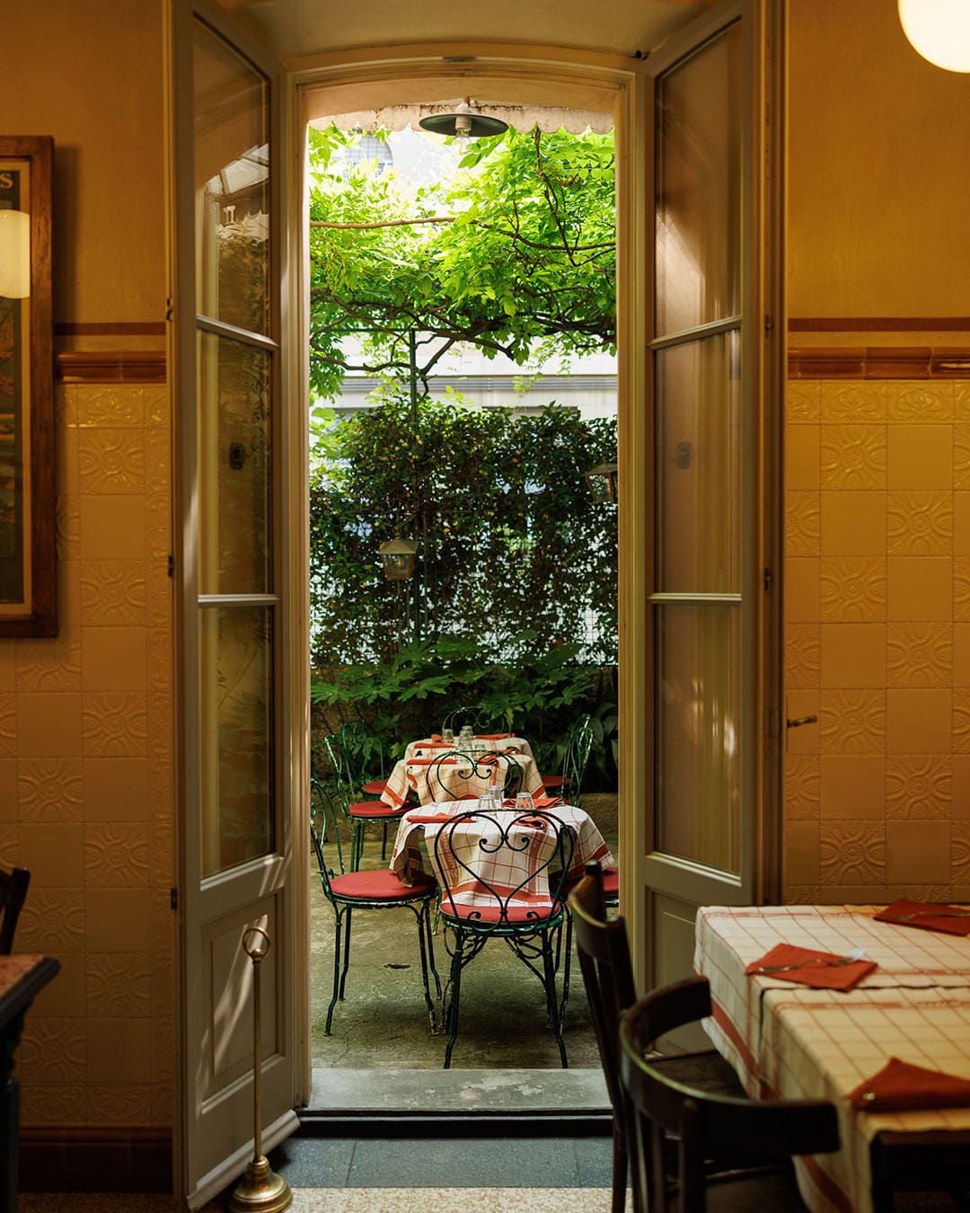 Giacomo Rosticceria's rustic terrace. Photography by Jacopo Salvi