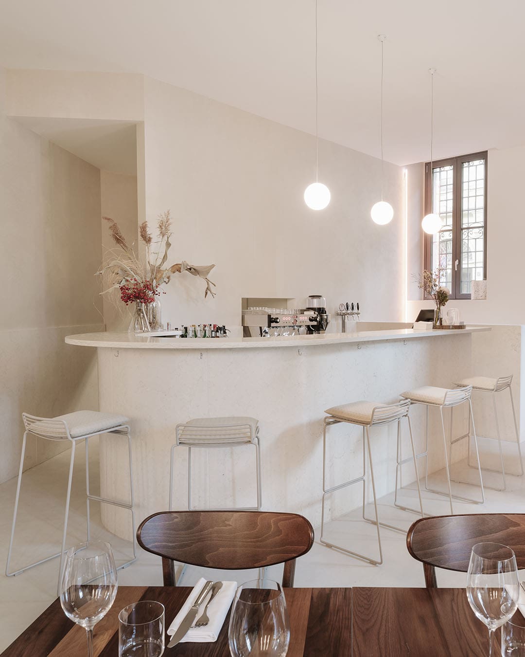 Minimalist white interiors at Nebbia in Milan